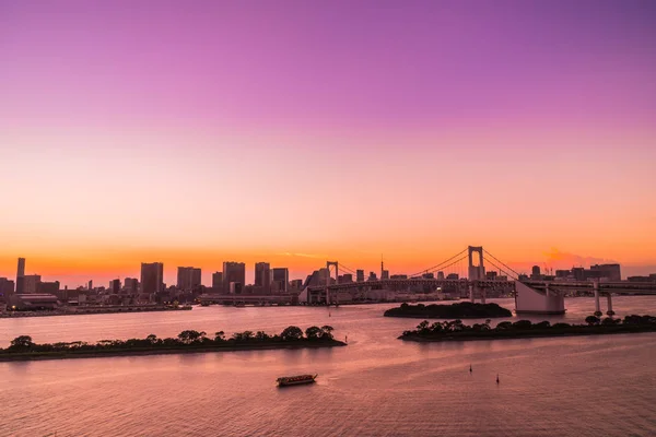 日本の夕暮れ日没時美しい建築レインボー ブリッジと東京都市の景観 — ストック写真