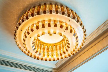 Güzel elektrikli tavan lambası dekorasyonu oda içi