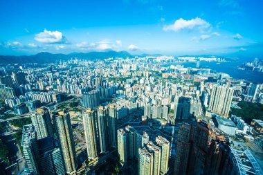 Hong Kong şehrinin güzel mimari binası mavi gökyüzünde ufuk çizgisi.