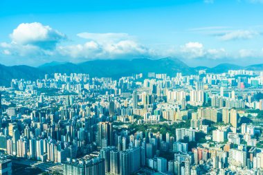 Hong Kong şehrinin güzel mimari binası mavi gökyüzünde ufuk çizgisi.