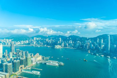 Hong Kong şehrinin güzel mimari binası mavi gökyüzünde ufuk çizgisi.