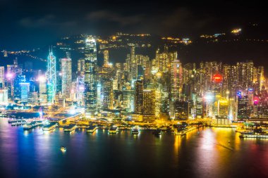 Hong Kong şehrinin dış şehir manzarası geceleri gökyüzüne yükseliyor.