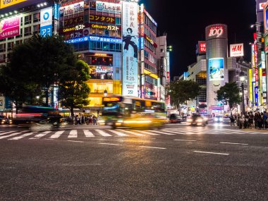 Shibuya Tokyo Japonya - 29 Temmuz 2018: Yayalar insanlar yaya geçidi Tokyo, Japonya'da Shibuya bölgesi çevresinde