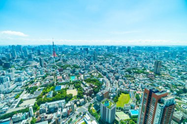 Mavi gökyüzü Japonya'da tokyo kule ile Tokyo şehir bina güzel mimari