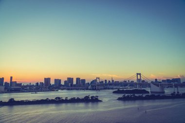 Alacakaranlık günbatımı zaman Japonya'nın tokyo şehir Gökkuşağı Köprüsü ile Cityscape bina güzel mimari