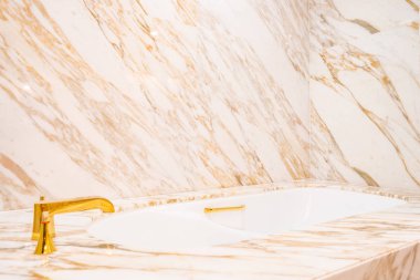 Güzel lüks beyaz küvet ve musluk dekorasyon banyo iç