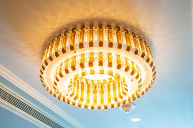 Güzel elektrikli tavan lambası dekorasyonu oda içi