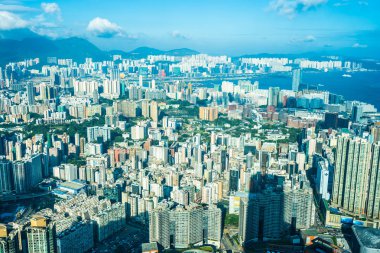 Hong Kong şehrinin güzel mimari binası mavi gökyüzünde ufuk çizgisi.