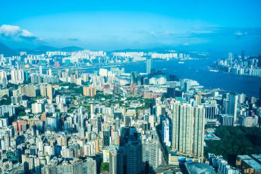 Hong Kong şehrinin güzel mimari binası mavi gökyüzünde ufuk çizgisi.