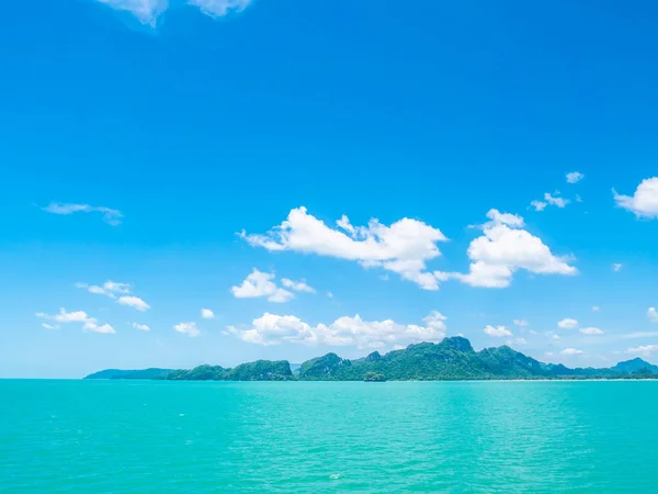 Piękne Tropikalne Morze Ocean Biały Chmury Tle Błękitnego Nieba Podróże — Zdjęcie stockowe