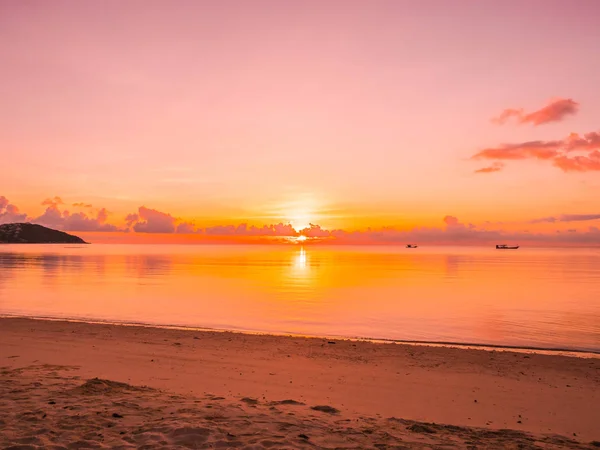 Hermosa Playa Tropical Paisaje Marino Con Nubes Cielo Amanecer Atardecer — Foto de Stock