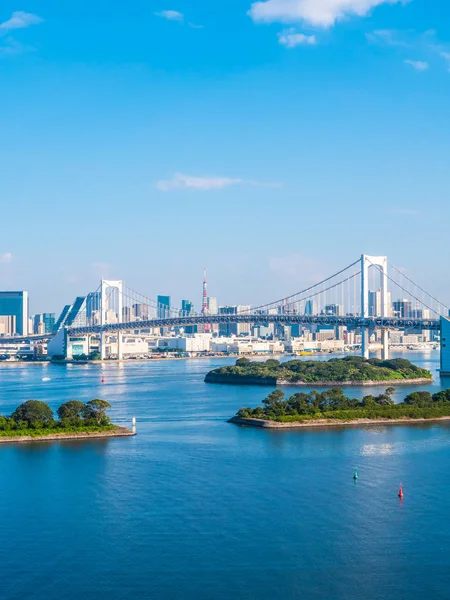 Mimari yapı ve Gökkuşağı Köprüsü tokyo şehir Japonya mavi gökyüzü ve beyaz bulut ile güzel cityscape