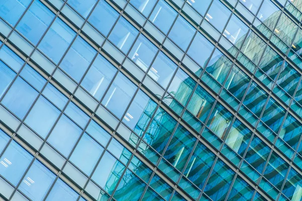Piękna Architektura Biznes Biurowiec Wzorkiem Szklane Okna Mieście Wieżowiec — Zdjęcie stockowe