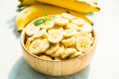 Çiğ sarı muz meyve dilimleri ahşap kase