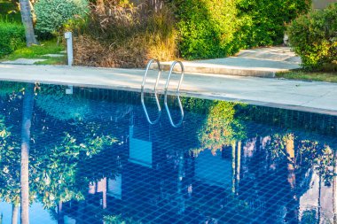 Otel ve tatil seyahat ve tatil için yüzme havuzunda etrafında merdiven