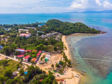 Güzel tropikal plaj ve deniz hurma ve koh samui Adası seyahat ve tatil için diğer ağacında havadan görünümü