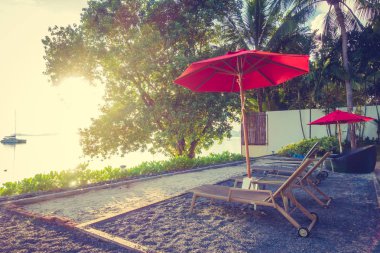 Güzel tropikal deniz okyanus ve plaj şemsiye ve sandalye seyahat ve tatil için