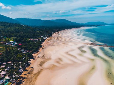 Seyahat ve tatil için adada güzel tropikal plaj ve deniz ağaçları ile havadan görünümü