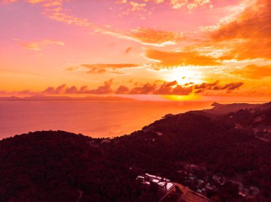 Güzel tropikal plaj ve deniz Island günbatımı zaman seyahat ve tatil için havadan görünümü