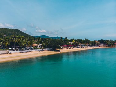 Seyahat ve tatil için adada güzel tropikal plaj ve deniz ağaçları ile havadan görünümü