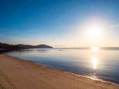 Güzel tropikal plaj deniz ve okyanus seyahat etmek ve kopya alanı ile tatil için