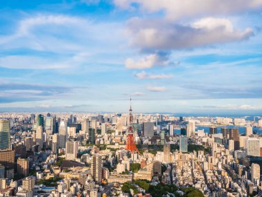 Japonya'da mavi gökyüzü ve beyaz bulut ile güzel mimari ve yapı ile tokyo tokyo şehir etrafında kule
