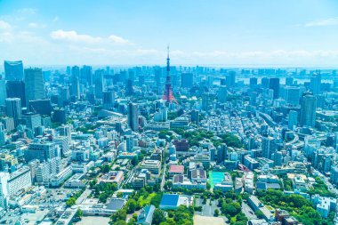Mavi gökyüzü Japonya'da tokyo kule ile Tokyo şehir bina güzel mimari