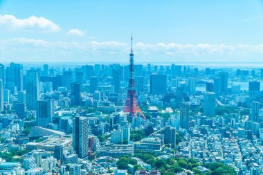 Mavi gökyüzü Japonya'da tokyo kule ile Tokyo şehir bina güzel mimari