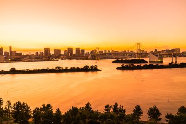 Alacakaranlık günbatımı zaman Japonya'nın tokyo şehir Gökkuşağı Köprüsü ile Cityscape bina güzel mimari