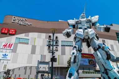 Tokyo Japonya - 1 Ağustos 2018: güzel dev tek boynuzlu at Gundam Model ve dalgıç şehir plaza Tokyo alışveriş merkezinde Odaiba önünde duran heykeli ada Japonya