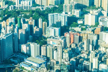 Hong Kong şehrinin güzel mimari binası mavi gökyüzünde ufuk çizgisi.