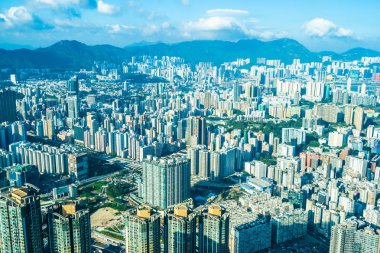 Hong Kong şehrinin güzel mimari binası mavi gökyüzünde ufuk çizgisi.