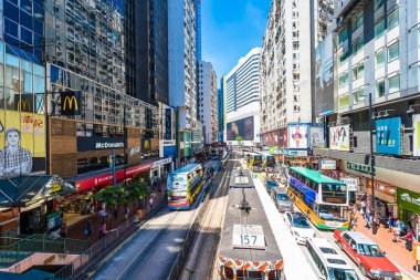 Hong kong, Çin - 15 Eylül, 2018: güzel mimari ve bina ile bir sürü insan ve trafik hong kong causeway bay çevresinde