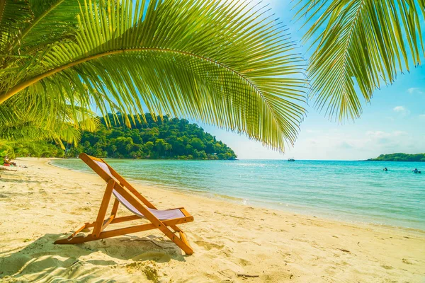 해변에 파라다이스 아일랜드 코코넛 나무의 — 스톡 사진