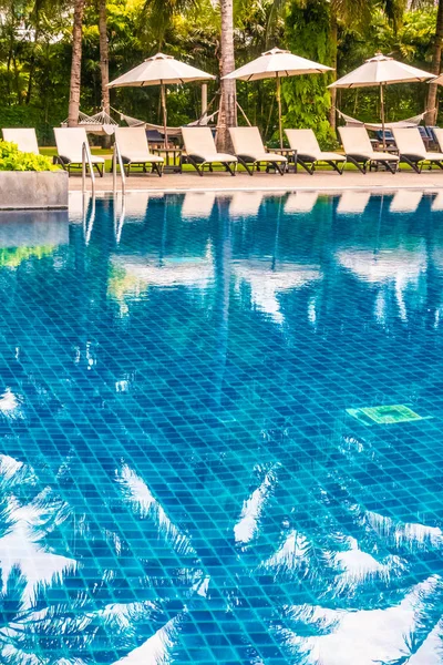 Gyönyörű Luxus Szabadtéri Medence Napernyő Szék Szálloda Resort Utazás Nyaralás — Stock Fotó
