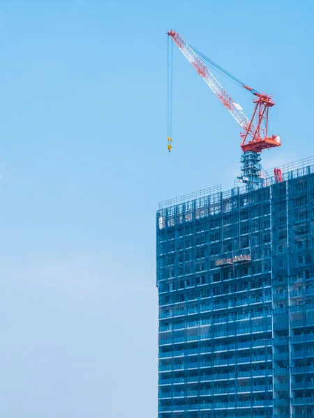 Kraan Bouwen Onder Bouw Buitenkant Met Hemelachtergrond — Stockfoto