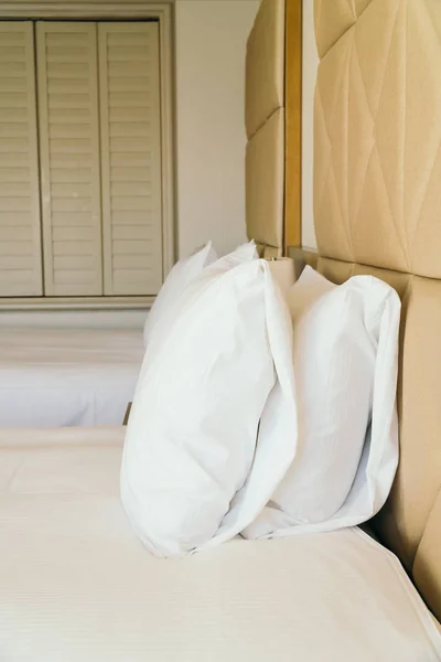 ホテル寝室のインテリアの光のランプが付いているベッド装飾に白の快適な枕 — ストック写真