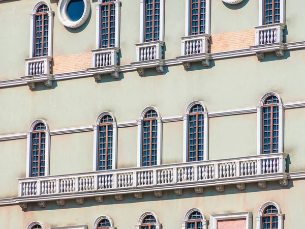 Beau Bâtiment Architecture Avec Fenêtre Mur Extérieur Style Italie — Photo