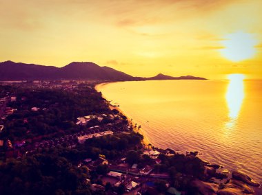Güzel tropikal plaj ve deniz hurma ve koh samui Adası Tayland tatil ve seyahat için gündoğumu zaman diğer ağacında havadan görünümü