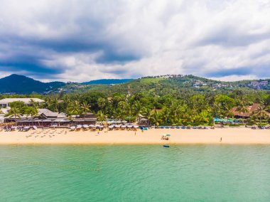 Güzel tropikal plaj ve deniz hurma ve koh samui Adası seyahat ve tatil için diğer ağacında havadan görünümü