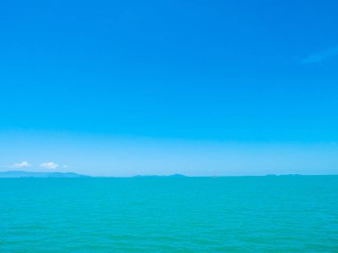 Seyahat ve tatil için mavi gökyüzü arka plan üzerinde beyaz bulut ile güzel tropikal deniz okyanus