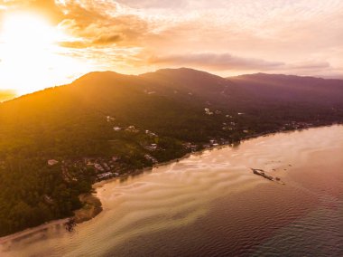 Güzel tropikal plaj ve deniz Island günbatımı zaman seyahat ve tatil için havadan görünümü