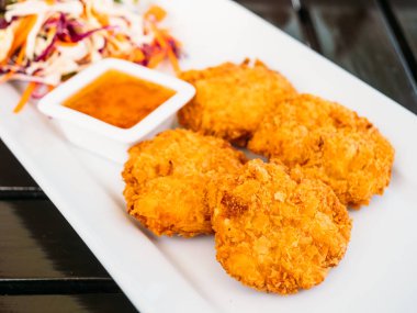 Derin yağda kızartılmış karides pasta beyaz plaka - Tay gıda stil tatlı sos ile