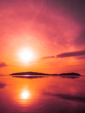 Güzel tropikal plaj deniz ve okyanus ile Hindistan cevizi hurma ağacı gündoğumu zaman seyahat ve tatil için