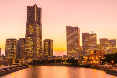 Güzel mimari bina yokohama şehir manzarası alacakaranlıkta Japonya'da