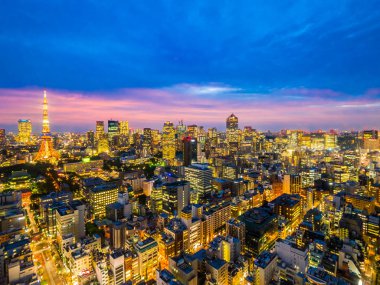 Şehir Japonya'da günbatımı zamanı, güzel mimarisi ve tokyo kule