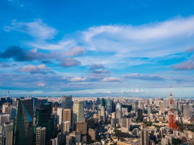 Japonya'da mavi gökyüzü ve beyaz bulut ile güzel mimari ve yapı ile tokyo tokyo şehir etrafında kule
