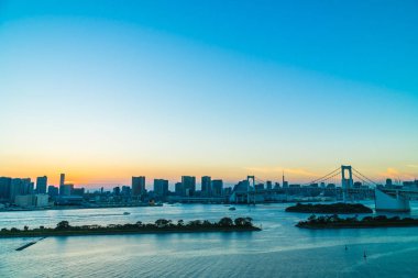 Alacakaranlık günbatımı zaman Japonya'nın tokyo şehir Gökkuşağı Köprüsü ile Cityscape bina güzel mimari