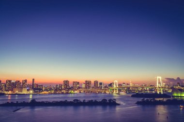 Alacakaranlık günbatımı zaman Japonya'nın tokyo şehir Gökkuşağı Köprüsü ile Cityscape bina güzel mimari