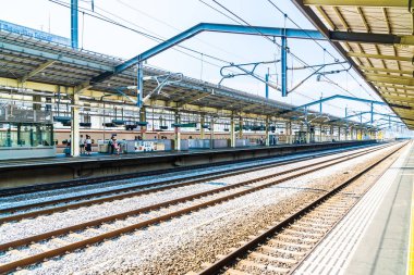 Tokyo Japonya - 5 Ağustos 2018: Japonya'da tren ve metro istasyonu uzaklıktadır popüler ulaşım